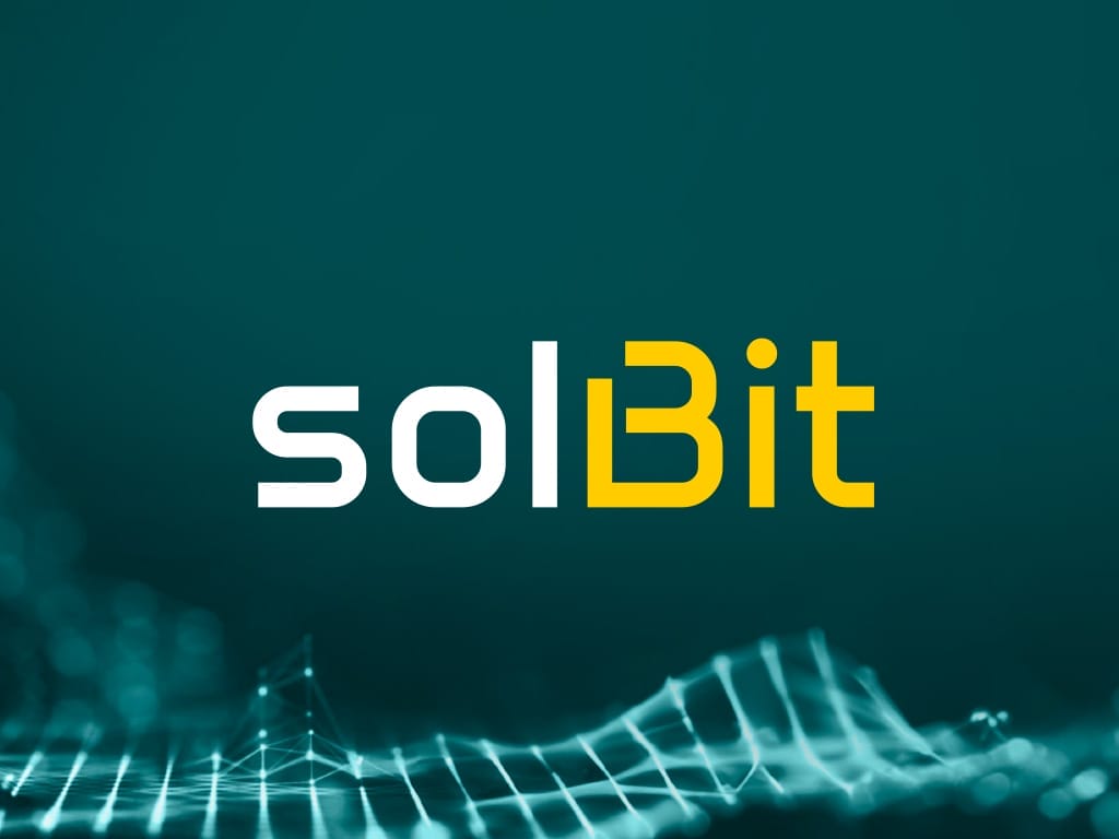 Logo von solBit in gelb und weiß auf grünem Hintergrund mit grafischen Elementen.